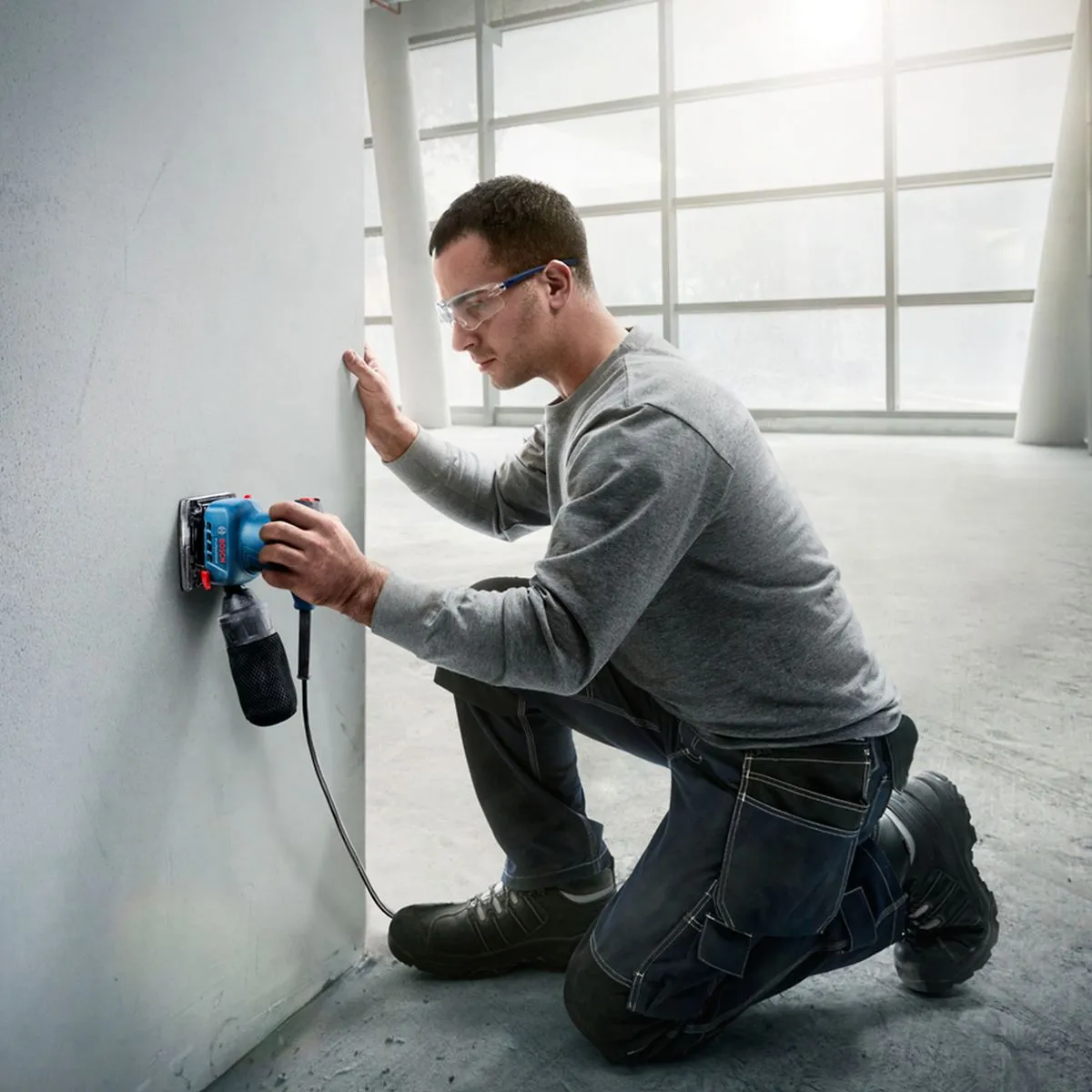 Lixadeira Orbital Bosch GSS 140-A 220W com 1 lixa
