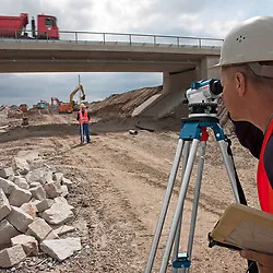 Nível óptico Bosch GOL 26 D, zoom de 26x, em maleta